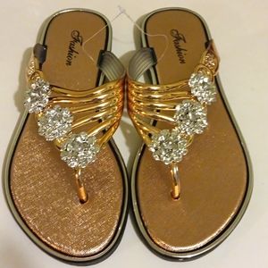 NWT Boutique Fashion Sandals, Women Sz 6, Gold w Silver Lining & Faux Diamonds